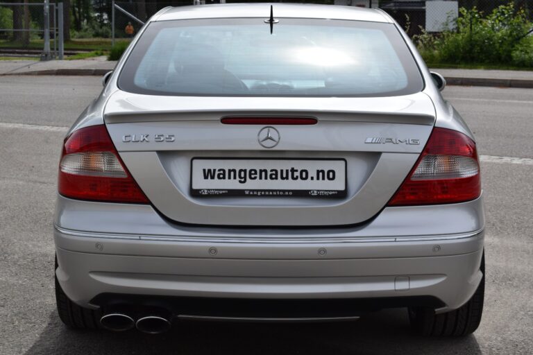 Rear view of a silver Mercedes-Benz CLK 55 AMG with dual exhaust pipes and a "wangenauto.no" license plate.