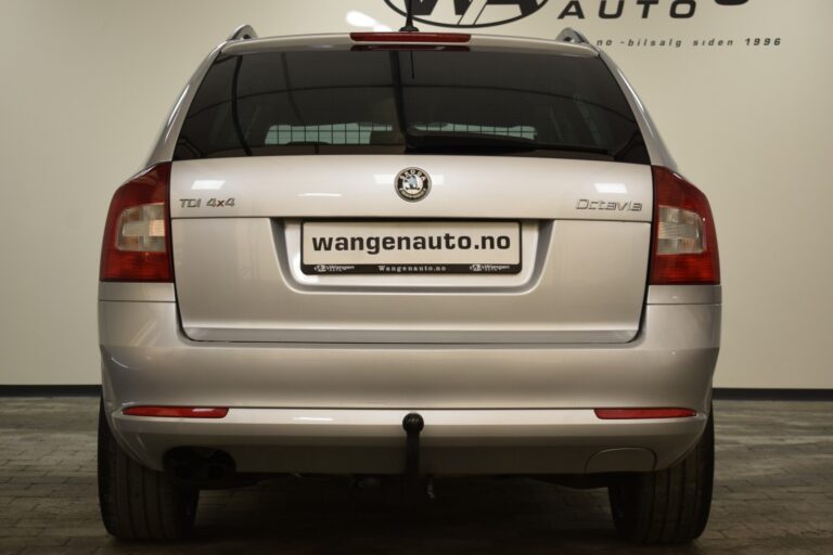 Rear view of a silver Skoda Octavia TDI 4x4 with Norwegian website "wangenauto.no" displayed on a license plate.