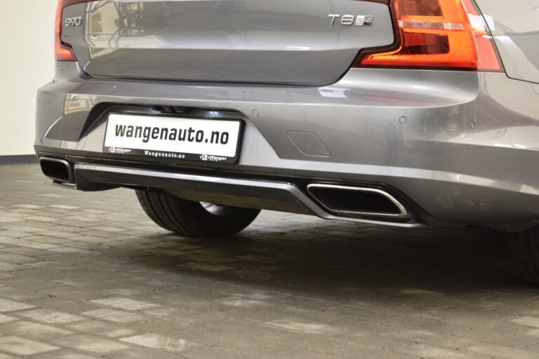 Rear view of a gray car, displaying the license plate "wangenauto.no" and the T6 badge, highlighting dual exhausts.