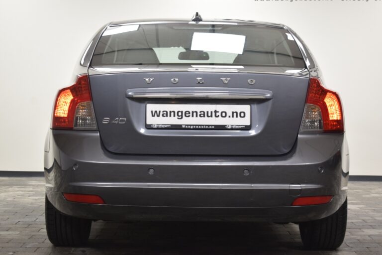 The rear view of a gray Volvo V50 station wagon with a license plate displaying "wangenauto.no.