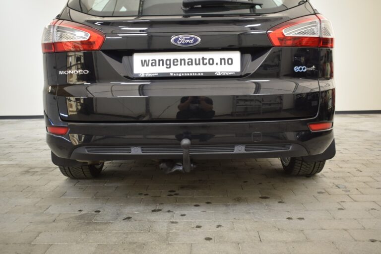 A black Ford Mondeo with a Norwegian license plate "wangenauto.no" and visible "EcoBoost" and "Titanium" badges is parked, showing the rear view including the bumper and tow hitch.